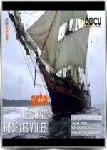 Le cargo hisse les voiles